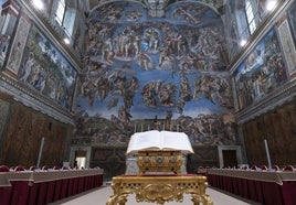 El Vaticano publicó este martes fotos de la Capilla Sixtina, lugar donde se celebrará el cónclave.