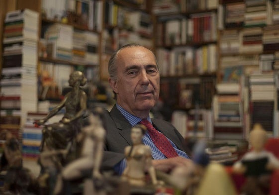 Luis Alberto de Cuenca, durante una entrevista.