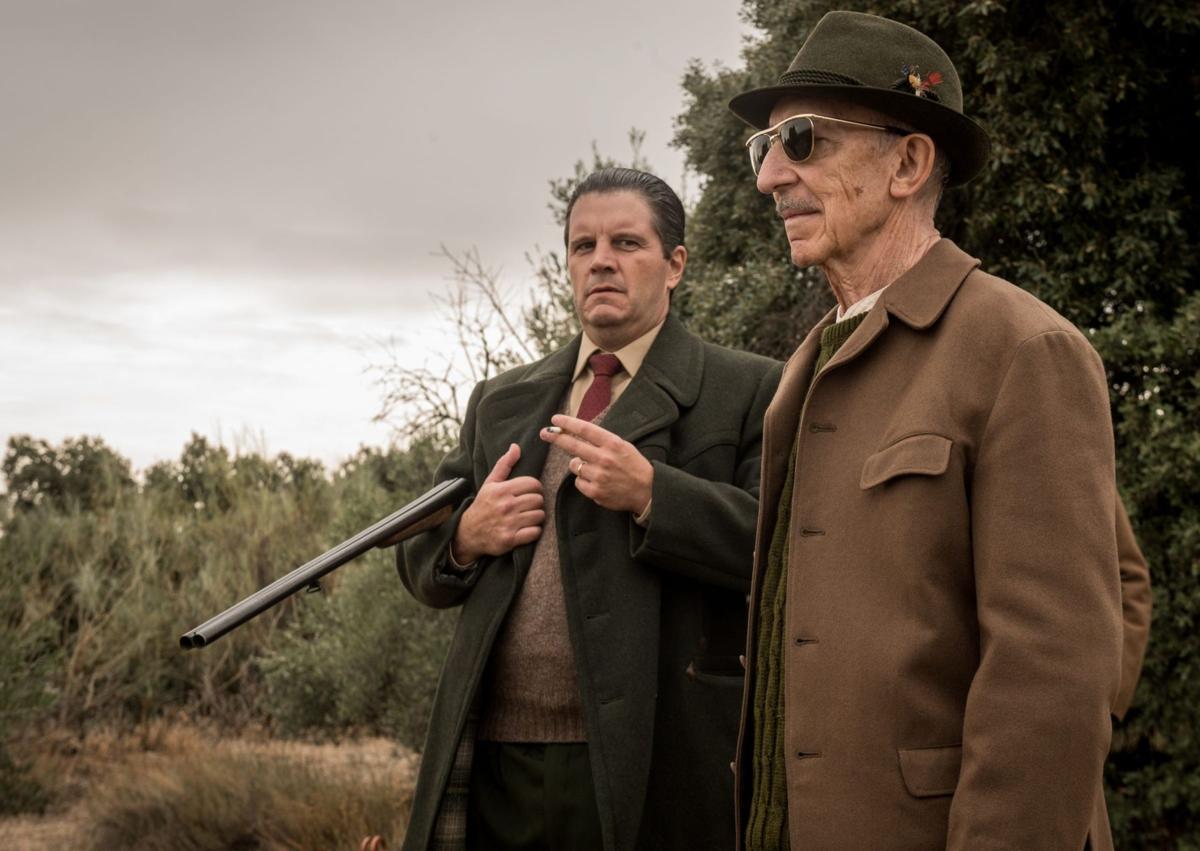 Imagen secundaria 1 - Patrick Criado y Àlex Brendemühl, como Esteban y Artur Kaps; Xosé A. Touriñán y Luis G. Gámez, como Fraga y Franco, y Marcel Borràs, como Serrat.
