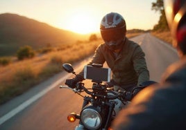 Los mejores soportes de móviles para no perderte en tus rutas en moto