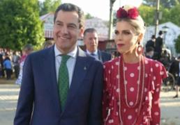 Manuela Villena, la mejor vestida de la Feria de Abril con un traje de flamenca de lunares y flores en el pelo naturales