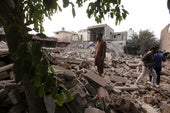 Un hombre observa un edificio destruido tras los ataques con misiles indios en la localidad paquistaní de Muridke.