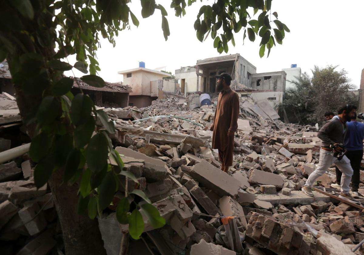 Un hombre observa un edificio destruido tras los ataques con misiles indios en la localidad paquistaní de Muridke.