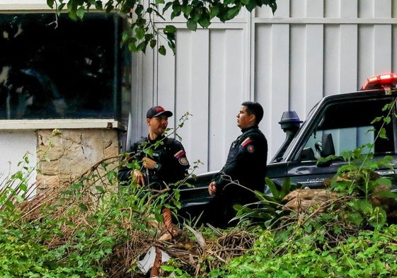 Policías venezolanos vigilan el exterior de la embajada argentina en Caracas.