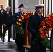 La cúpula del poder alemán, con el nuevo canciller Friedrich Merz, durante la ceremonia celebrada en Berlín.
