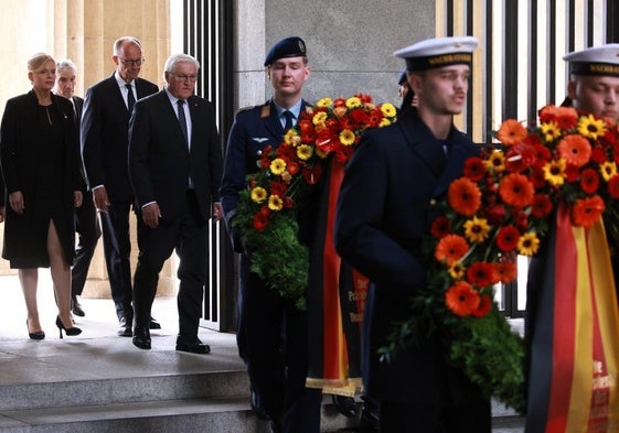 La cúpula del poder alemán, con el nuevo canciller Friedrich Merz, durante la ceremonia celebrada en Berlín.