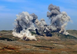 Columnas de humo se elevas tras un ataque aéreo israelí en la región de Nabatieh, en el sur del Líbano.