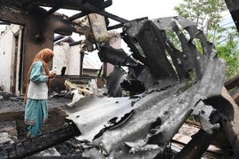 Una mujer observa los daños a una vivienda causados por los bombardeos de Pakistán en la localidad india de Baramulla.