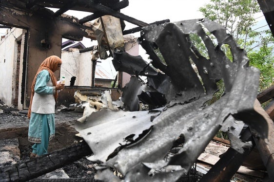 Una mujer observa los daños a una vivienda causados por los bombardeos de Pakistán en la localidad india de Baramulla.