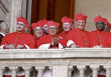 Un grupo de cardenales se asoman sonrientes a una de las balconadas de la plaza de San Pedro después de haber elegido al nuevo Papa.