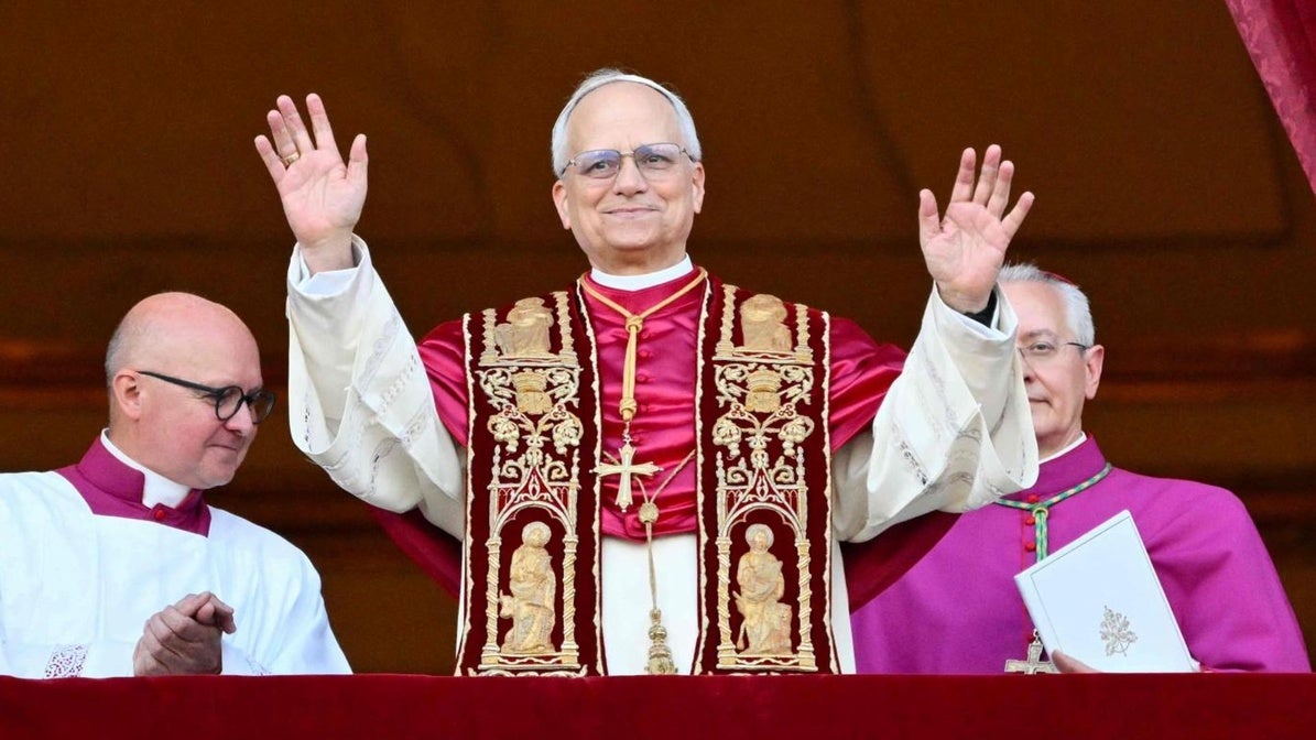 El Papa León XIV se asoma al balcón de San Pedro.
