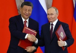 El presidente ruso, Vladímir Putin, estrecha la mano de su homólogo chino, Xi Jinping, durante su encuentro de este jueves en Moscú.