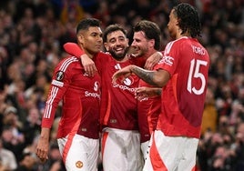 Los jugadores del United celebran el gol de Casemiro que les dio tranquilidad en la vuelta de semifinales ante el Athletic.