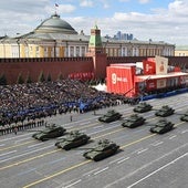 Los tanques rusos desfilan ante la tribuna de invitados en la Plaza Roja.