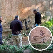 Trabajadores del Patronato de la Alhambra y el Generalife durante el proceso de borrado del grafiti en la mañana de este viernes. En el círculo, la pintada.