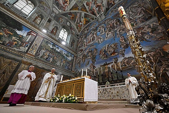 El Papa León XIV, durante su primrea misa en la Capilla Sixtina.