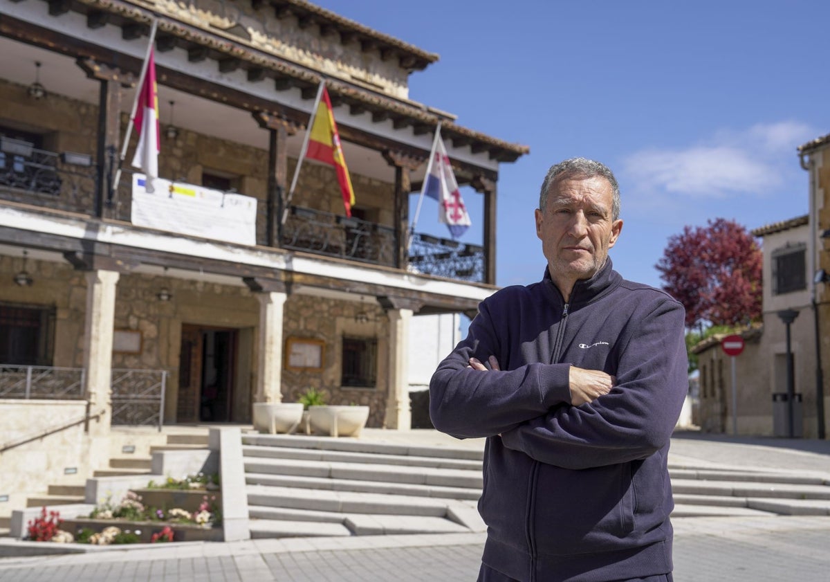 Imagen principal - El ingeniero José María Hidalgo, extrabajador de la central (arriba), el único cartel de la carretera que indica la existencia de la antigua planta atómica y el poblado fantasma de la nuclear.