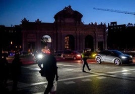 Varios policías regulan el tráfico durante la noche del apagón en Madrid.