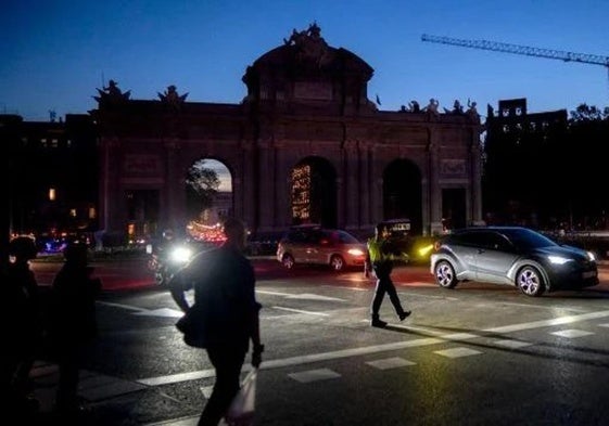 Varios policías regulan el tráfico durante la noche del apagón en Madrid.
