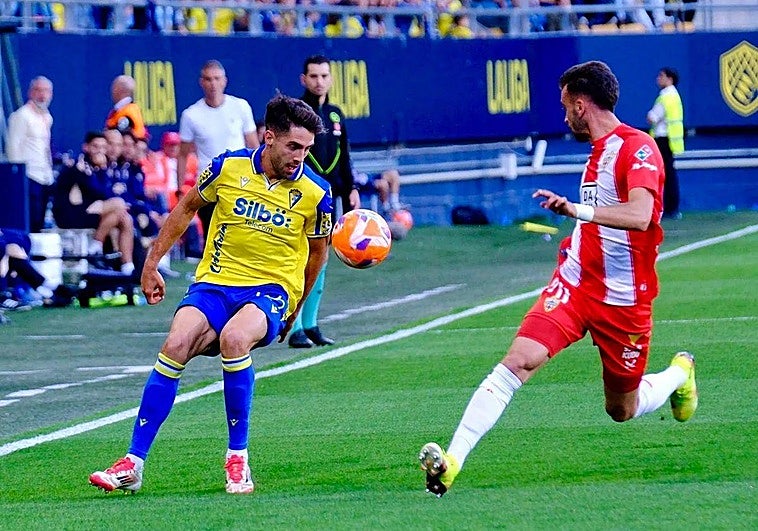 El Almería se deja en Cádiz tres puntos de oro para el ascenso