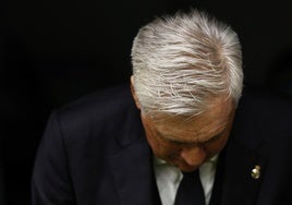 Carlo Ancelotti, cabizbajo, en el banquillo del Real Madrid.