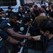 Escenas de tensión entre policías de Nueva York y manifestantes propalestinos al ser desalojada la Biblioteca Butler de la Universidad de Columbia.