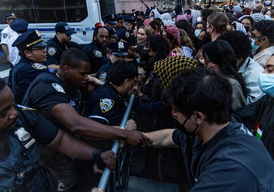 Escenas de tensión entre policías de Nueva York y manifestantes propalestinos al ser desalojada la Biblioteca Butler de la Universidad de Columbia.