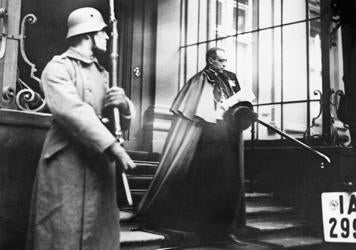 Fascistas, nazis, comunistas... El nido de espías del Vaticano y el jesuíta que los 'destapó'