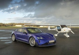 Coche frente avión eléctrico