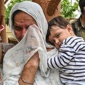 Una mujer india llora durante la evacuación de su pueblo.