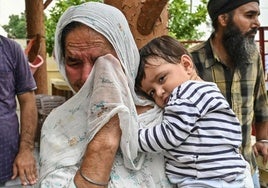 Una mujer india llora durante la evacuación de su pueblo.