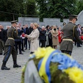 Los representantes de Exteriores de la Unión Europea rinden homenaje a los soldados ucranianos caídos en la guerra en un acto en Leópolis.