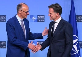 El canciller alemán, Friedrich Merz y el secretario general de la OTAN, Mark Rutte, este viernes en Bruselas.