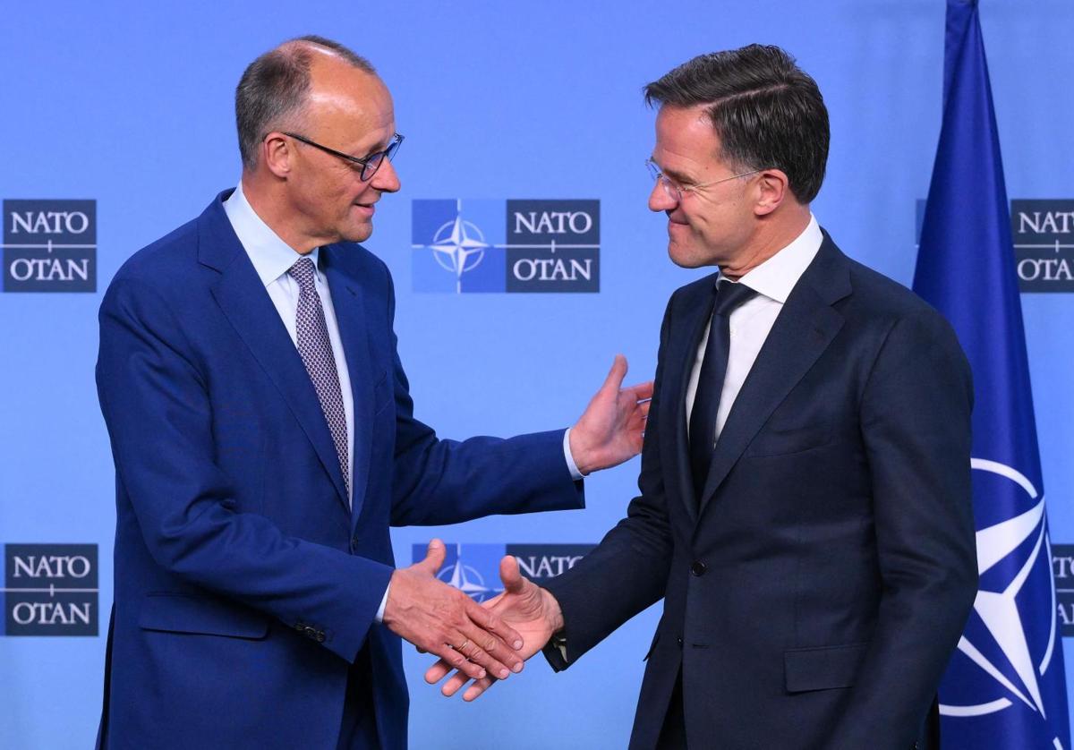 El canciller alemán, Friedrich Merz y el secretario general de la OTAN, Mark Rutte, este viernes en Bruselas.