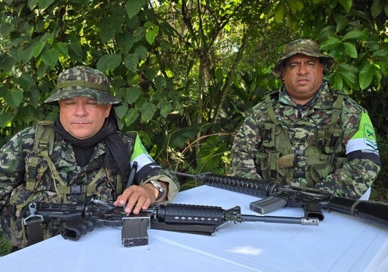 Dos miembros de un grupo disidente de las Farc.