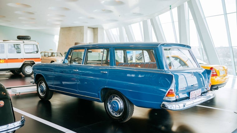 La carrocería del Universal integra a la perfección las características aletas traseras del W 110