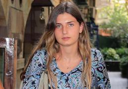 Amina Martínez de Irujo marca estilo en la Feria de Abril sin traje de flamenca y con un vestido rojo de invitada