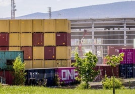 Contenedores de mercancías en la terminal ferroviaria de mercancías de Bilbao.