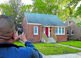La casa donde el nuevo Papa vivió su infancia en Dolton, Illinois, concitó ayer la curiosidad de vecinos y foráneos.