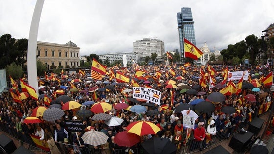 Miles de personas se manifiestan en Colón contra Pedro Sánchez «por la dignidad de España»