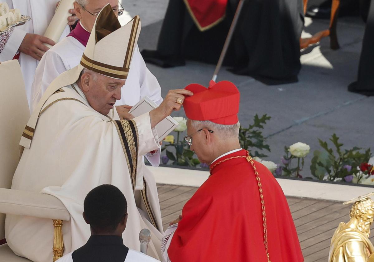 El Papa Francisco pone el birrete de Cardenal al que ahora es nuevo Papa