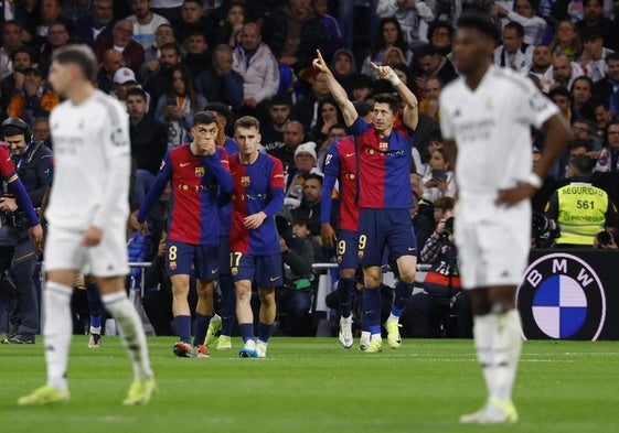Robert Lewandowski celebra un gol al Madrid esta temporada en el Bernabéu.