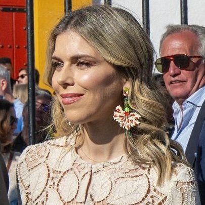Manuela Villena da una lección de estilo en Sevilla: el conjunto de encaje que todas van a querer copiar