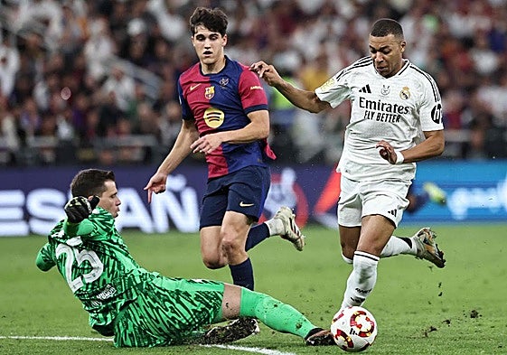 Kylian Mbappé, durante la final de la Supercopa contra el Barça.