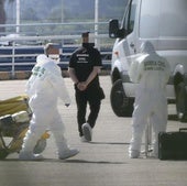 Agentes de la Guardia Civil, durante el registro de este jueves en la nave de Librilla.