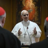 El papa León XIV mantiene un encuentro con los cardenales.