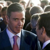 El presidente del Gobierno, Pedro Sánchez, conversa con el de BBVA, Carlos Torres, en el Cercle d'Economia.