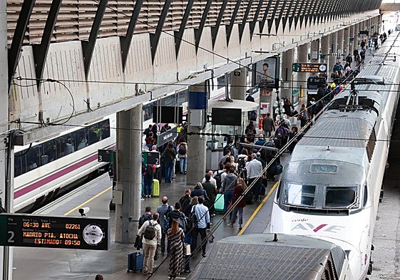 Caos de viajeros en la estación de Santa Justa debido al retraso por el robo de cables de trenes este lunes.