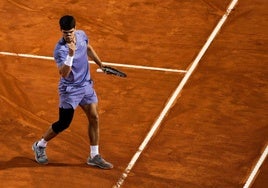 Alcaraz avanza a trompicones a octavos de final en Roma