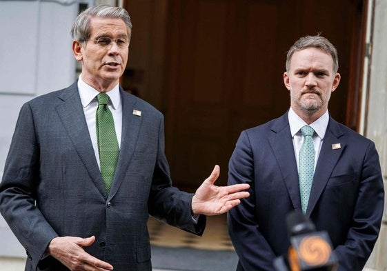 El secretario del Tesoro de Estados Unidos, Scott Bessent, y el secretario de Comercio, Jamieson Greer, hablan ante la prensa en Ginebra.
